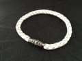 Hvidt læder armbånnd