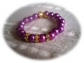 Yndig armbnd med lilla perler med forgyldte mellemled (Fs ogs med forslvet mellemled)