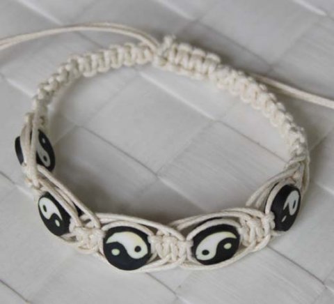 Hvidt knyttet armbnd med ying og yang perler.