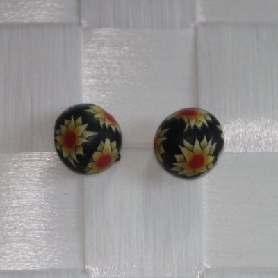Fimo ørerige rund sort med gule blomster