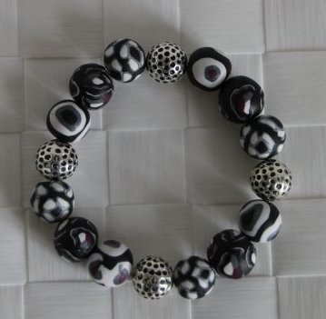 Fimo armbnd sort m. slv perler