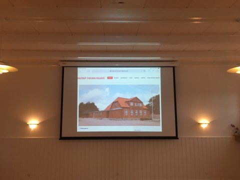 Nyt  AV udstyr - stort lærred og projektor
