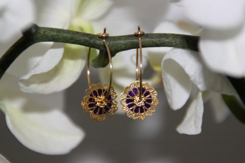 Blomster med lilla paliet kr. 30,-