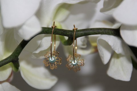 guldfarvede blomster med mintgrønne perler kr. 30,-