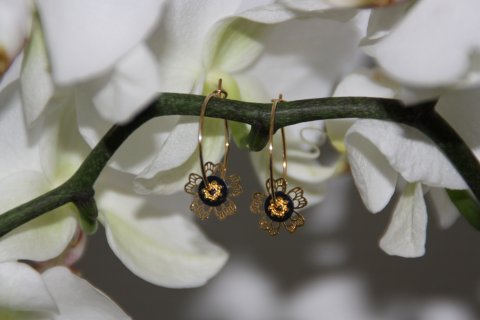 Guldfarvede blomster med sort paliet kr. 30,-