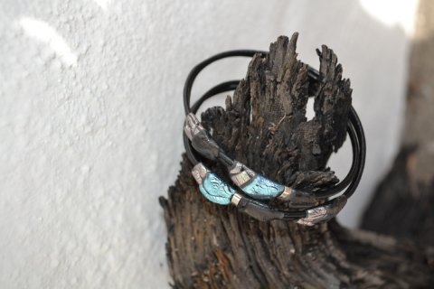 Handmade leatherbracelet in tyrquise colours
