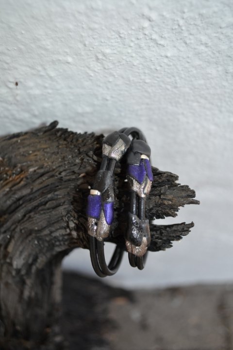 Handmade leatherbracelet in purple colours