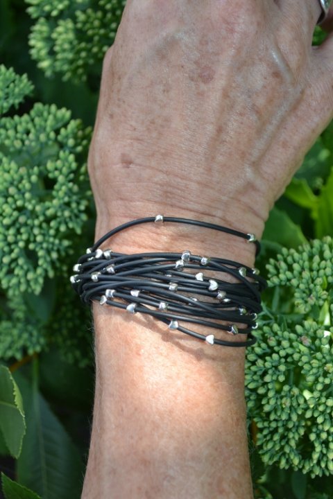 Gauchuck bracelet with small metal hearts
