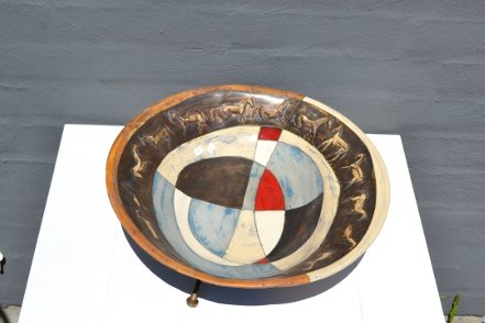 Big dish with horsefrieze and metallegs