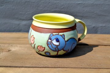 Mug with sitting blue cat