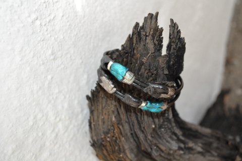 Handmade leatherbracelet in tyrquise colours