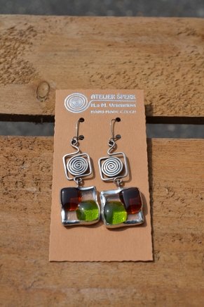 Earrings with transparent, green and brown glass