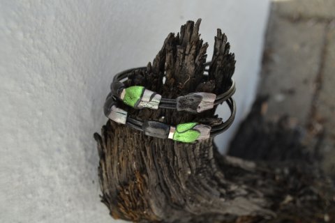 Handmade leatherbracelet in green colours