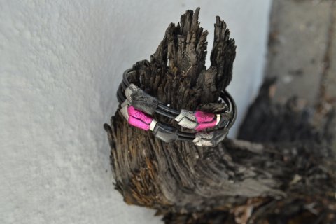 Handmade leatherbracelet in pink colours