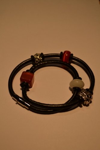 Leather bracelet in rustred/orange colours