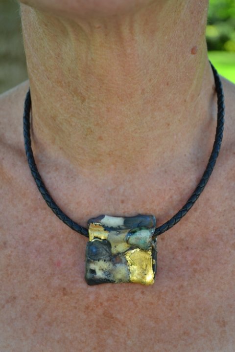 Weaved leathercord with porcelain pendant