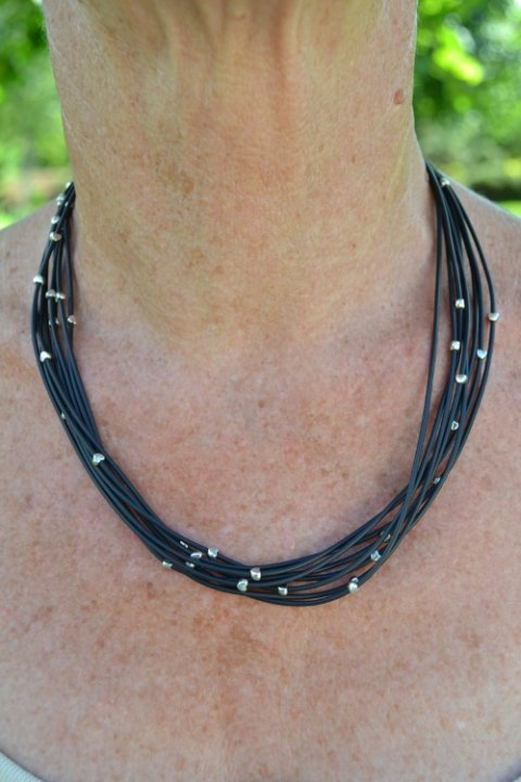 Gauchuckcord with small metal hearts