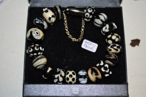 Bracelet in black and white colours