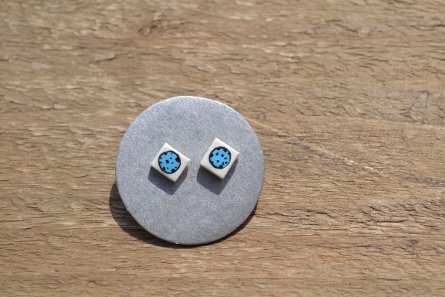 White/turquoise/black