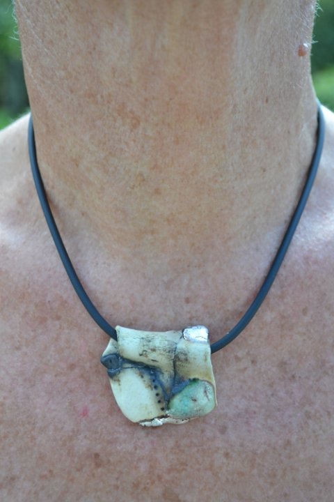Single gauchuck cord with porcelain pendant