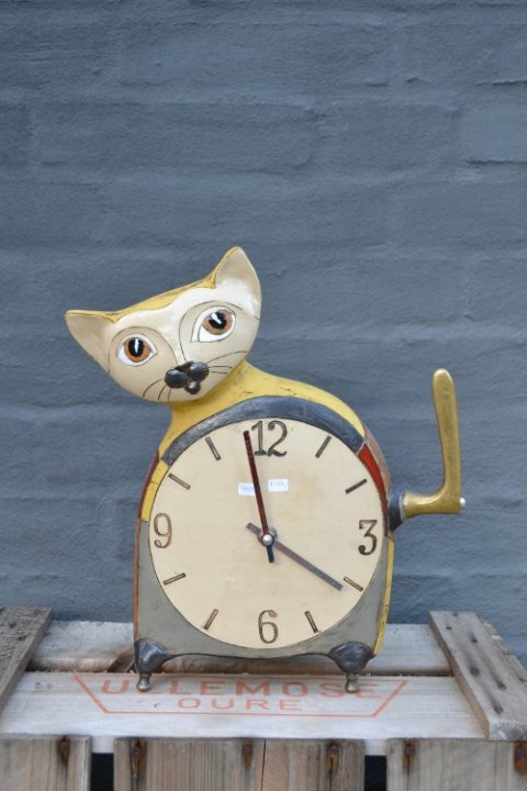 Catfigure with clock
