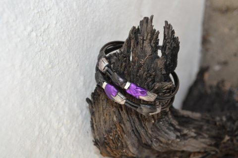 Handmade leatherbracelet in purple colours
