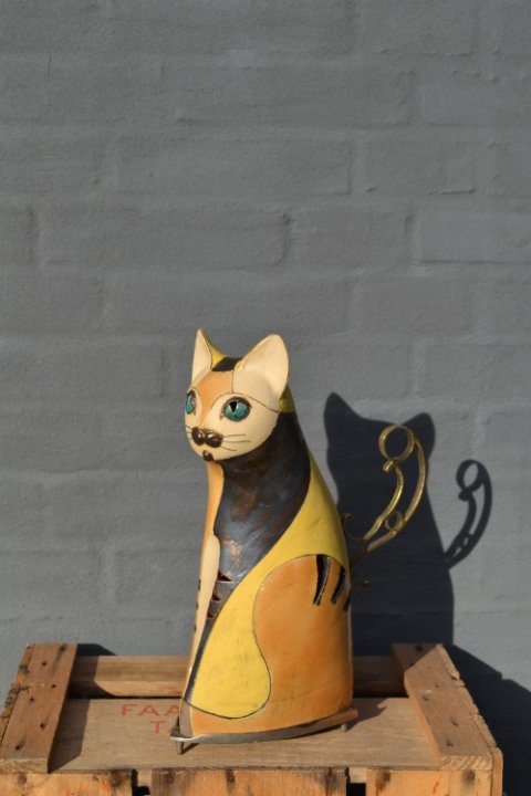 Catfigure yellow