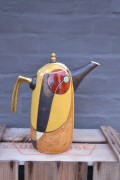 Coffee- or teapot with metalhandle