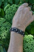 Gauchuck bracelet with small metal hearts