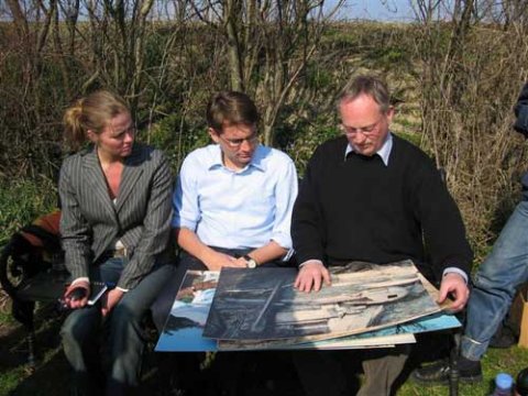 Her ser vi på fotos af oldsagerne, mens de endnu ligger in situ. 
