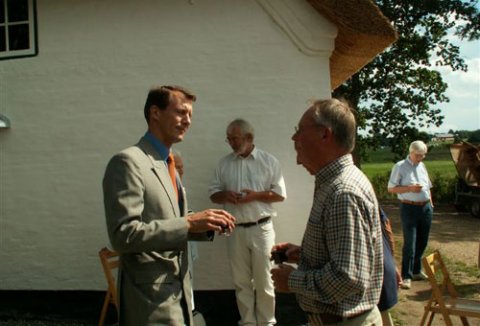 HKH Prins Joachim og Vincent Jessen i dyb samtale om problemerne ved oldsagernes bevaringsforhold i Nydam Mose. HKH Prins Joachim og Vincent Jessen i dyb samtale om problemerne ved oldsagernes bevaringsforhold i Nydam Mose.
