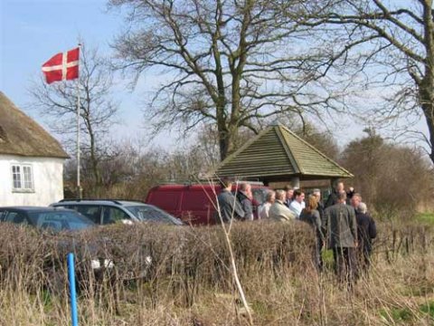 Vi står på kanten til Nydam Mose og ser ud over området med de tidligere udgravningsfelter. I baggrunden Nydamselskabets informationshus og Nydamhuset. Vi står på kanten til Nydam Mose og ser ud over området med de tidligere udgravningsfelter. I baggrunden Nydamselskabets informationshus og Nydamhuset.