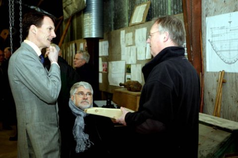 Formanden for Nydamselskabet/Nydambådens Laug, Vincent Jessen, forklarer principperne i at rekonstruere en bådkonstruktion efter at den har ligget i vandmættet jord i 1500 år. Formanden for Nydamselskabet/Nydambådens Laug, Vincent Jessen, forklarer principperne i at rekonstruere en bådkonstruktion efter at den har ligget i vandmættet jord i 1500 år.