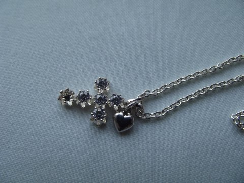 Smykt 925 sterlingslv kors med 6 smukke swarovski sten i lang 925 sterlingslv kde.