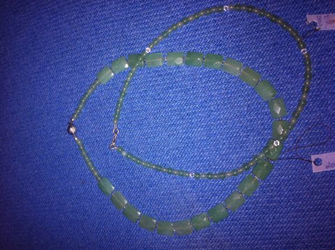Fine jade perlekder med tilhrende armband , Se anden side