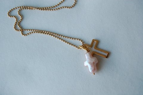 Slvforgyldt kors og perlemors kors i slvforgyldt kuglekde 45 cm. Perlemor symboliserer sknhed og er forbundet med den kvindelige verden, tlmodighed og renhed.
