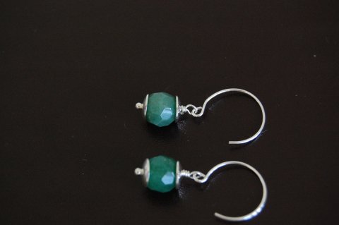 Dybgrn facetslebne aventurin 8 mm perler med sterlingslv kroge.