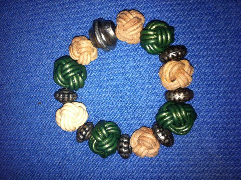 Skindknuder og tr i flot armbnd