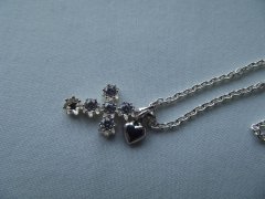 Smykt 925 sterlingslv kors med 6 smukke swarovski sten i lang 925 sterlingslv kde.