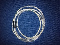 Hvide, jade og krystal perler i lille fint armbnd med magnetls