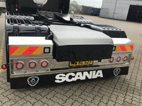 018543