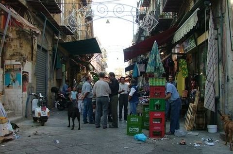 Snusket handelsgade i Palermo