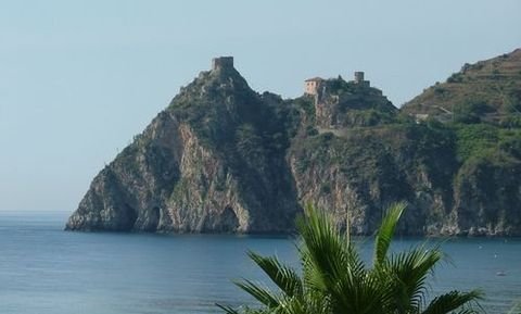 Capo Sant' Alessio med den gamle saracener-borg