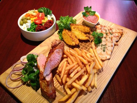 FERDINANDS PORK STEAK & KYLLING