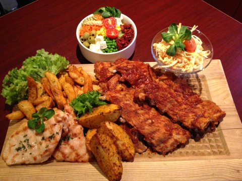 FERDINANDS SPARERIBS & KYLLING