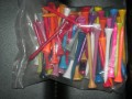 100 farvede mellemlange tees (70 mm)