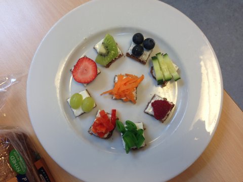 eks på rugbrødsmadder med frugt og grønt