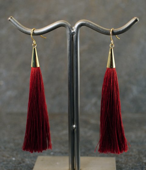 Maroon tassel reringe