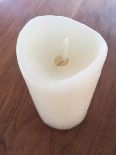 Bloklys hvid med 1 varm hvid bevgelig flamme 10 cm hjt.