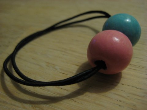 H�relastik med tr�perler